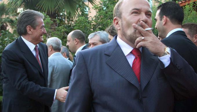 50 sekretet e jetës së Fatos Nanos, qe nga themelues i një grupi rroku, 4 atentate e dy martesa 50 sekretet e jetës së Fatos Nanos, qe nga themelues i një grupi rroku, 4 atentate e dy martesa