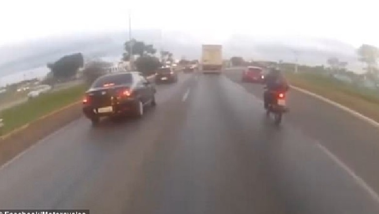 Momenti i frikshëm, goma e shkëputur nga makina godet për vdekje motoçiklistin (Video) Momenti i frikshëm, goma e shkëputur nga makina godet për vdekje motoçiklistin (Video)