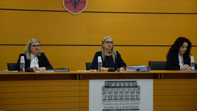 Gazetarja e Top Channel që njeh me rrënjë e dhëmballë prokurorët demaskon vetingun, nxjerr 2 raste që trondisin Gazetarja e Top Channel që njeh me rrënjë e dhëmballë prokurorët demaskon vetingun, nxjerr 2 raste që trondisin