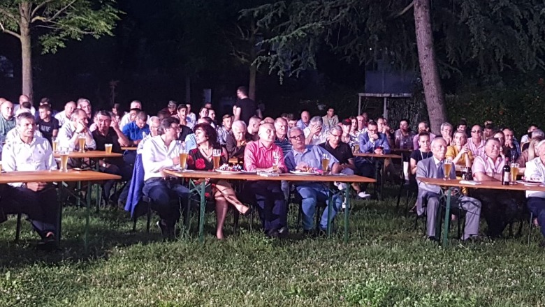 Ilir Meta “patriot” , kopjon Ramën: Ja si festoi në oborrin e presidencës me administratëne tij të “ronxhbonxhove” fitoren e Zvicrës (VIdeo) Ilir Meta “patriot” , kopjon Ramën: Ja si festoi në oborrin e presidencës me administratëne tij të “ronxhbonxhove” fitoren e Zvicrës (VIdeo)