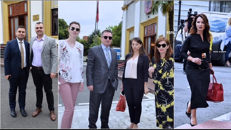 Brahimllari “dobësohet” në opozitë, Grida Duma “Lady in black”, LSI me syze dielli në shi… Detajet që na humbën nga Kuvendi (Foto-Galeri) Brahimllari “dobësohet” në opozitë, Grida Duma “Lady in black”, LSI me syze dielli në shi… Detajet që na humbën nga Kuvendi (Foto-Galeri)