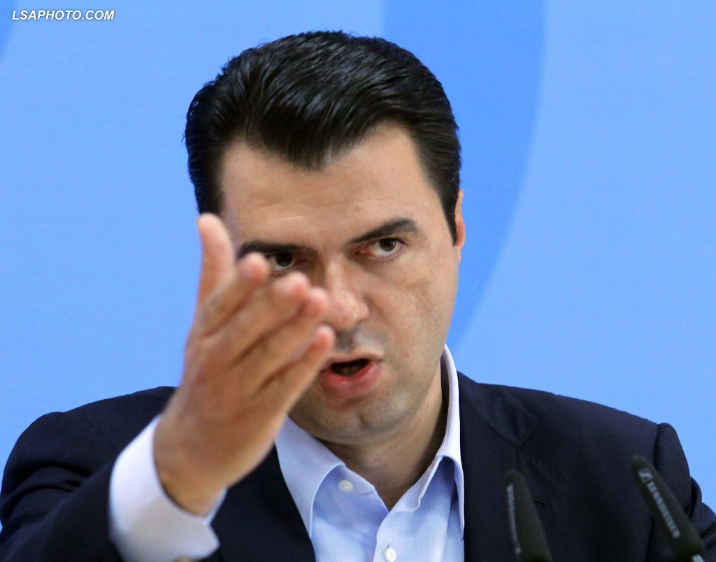 “Hajde ta tregoj unë”! Basha ‘”kërcënon me “brisk” deputetin e PS: Sa vlen koka e … (Video) “Hajde ta tregoj unë”! Basha ‘”kërcënon me “brisk” deputetin e PS: Sa vlen koka e … (Video)