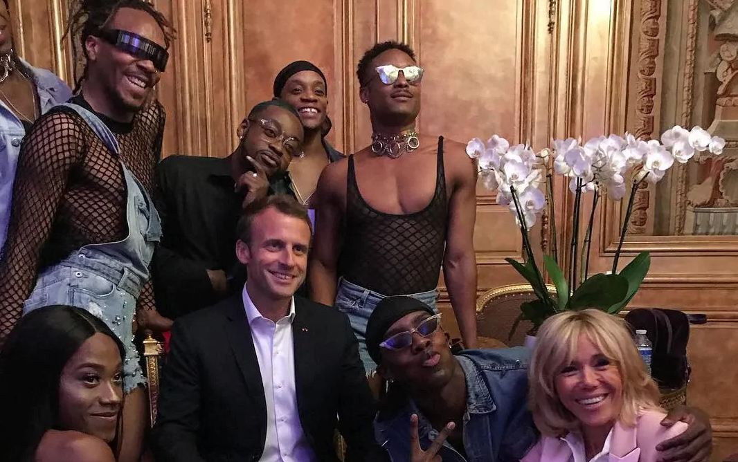 Pozon me balerinë të LGBT, lumë kritikash për Macron Pozon me balerinë të LGBT, lumë kritikash për Macron