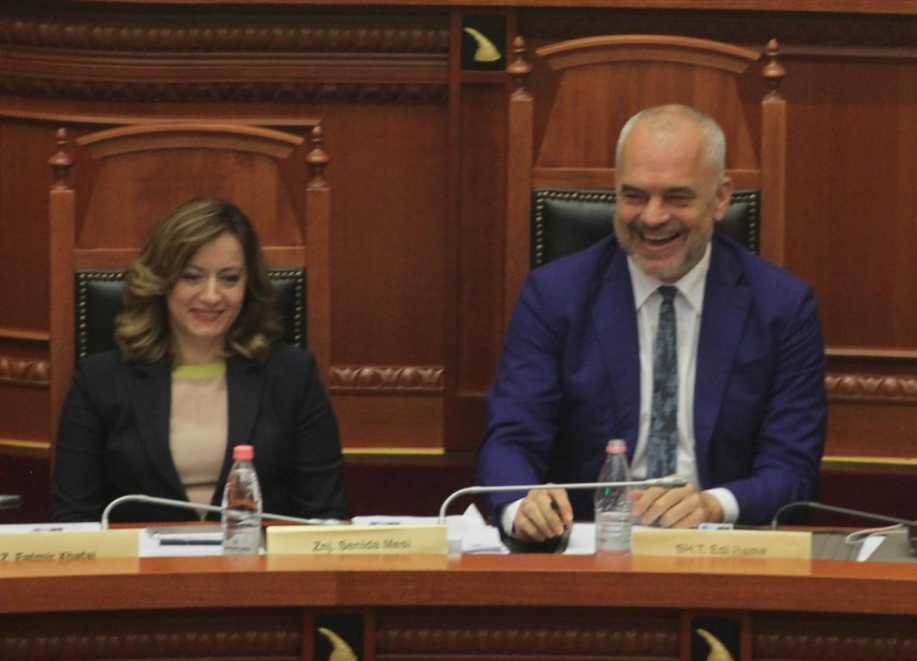 Basha fliste, Rama gajasej, guduliste hundën, dhe mbulonte sytë (Foto) Basha fliste, Rama gajasej, guduliste hundën, dhe mbulonte sytë (Foto)