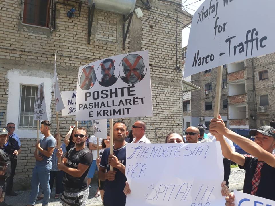 Qesharake dhe e vajtueshme: 19 protestuesit e PD ndjekin mbrapa Ramën, për t’i dalë para në Cërrik dhe Belsh (Foto) Qesharake dhe e vajtueshme: 19 protestuesit e PD ndjekin mbrapa Ramën, për t’i dalë para në Cërrik dhe Belsh (Foto)