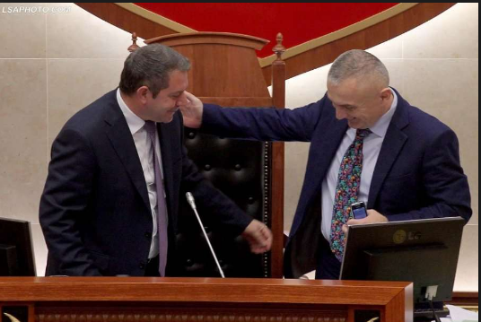 “Xhambazja” PDIU ishte bërë si qender vendesh pune, 43 drejtorë dhe 1800 militantë të saj janë akoma brenda “tepsisë” së pushteti “Xhambazja” PDIU ishte bërë si qender vendesh pune, 43 drejtorë dhe 1800 militantë të saj janë akoma brenda “tepsisë” së pushteti