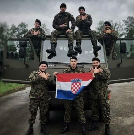 Djemtë e ushtrisë kroate përshëndesin shqiptarët me shqiponjën (Foto) Djemtë e ushtrisë kroate përshëndesin shqiptarët me shqiponjën (Foto)