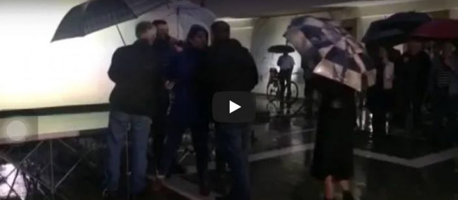 VIDEO-skandali/ Përplasen folësit te protesta e teatrit: Lulzim Basha vodhi Rrugën e Kombit, shiti detin VIDEO-skandali/ Përplasen folësit te protesta e teatrit: Lulzim Basha vodhi Rrugën e Kombit, shiti detin