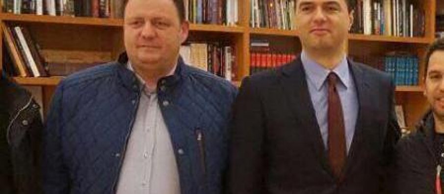 “Toyota me euro”, Balla dorëzon foton në prokurori dhe ka 3 pyetje për Bashën “Toyota me euro”, Balla dorëzon foton në prokurori dhe ka 3 pyetje për Bashën