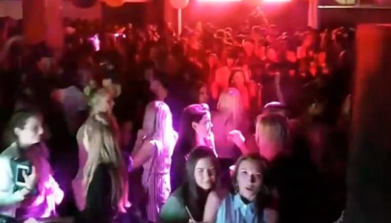 Sherr në disko, bodigardin e kap plumbi rikoshetë në shpatull Sherr në disko, bodigardin e kap plumbi rikoshetë në shpatull