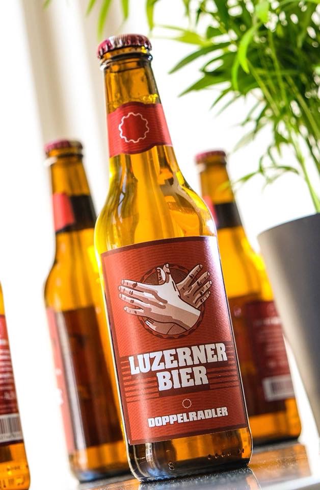 Zvicra nderon shqiptarët, birrë me shqiponjën e Xhakës dhe Shaqirit (Foto-Lajm) Zvicra nderon shqiptarët, birrë me shqiponjën e Xhakës dhe Shaqirit (Foto-Lajm)