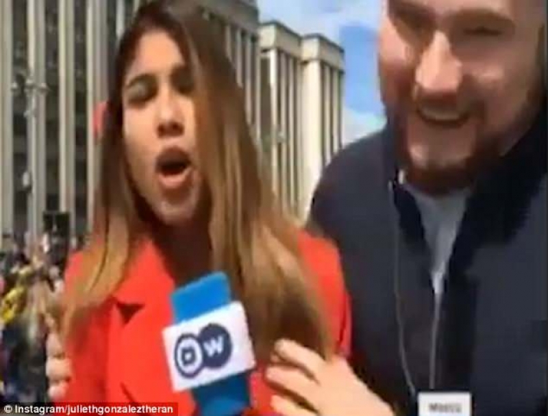 Raportonte live, një i panjohur e tmerron, i vjen nga pas, e puth dhe i kap gjoksin gazetares (Video)