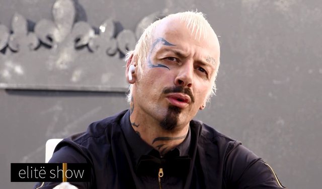 Rrahu rëndë prindërit e tij dhe u shtrua në psikiatri, Vali Corleone: Më thanë “inteligjencën e ke jashtë normales” (Video) Rrahu rëndë prindërit e tij dhe u shtrua në psikiatri, Vali Corleone: Më thanë “inteligjencën e ke jashtë normales” (Video)