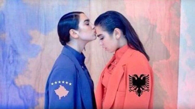 Dua Lipa festoi për humbjen e serbëve! E pabesueshme, ata marrin vendimin drastik kundër saj (Foto) Dua Lipa festoi për humbjen e serbëve! E pabesueshme, ata marrin vendimin drastik kundër saj (Foto)