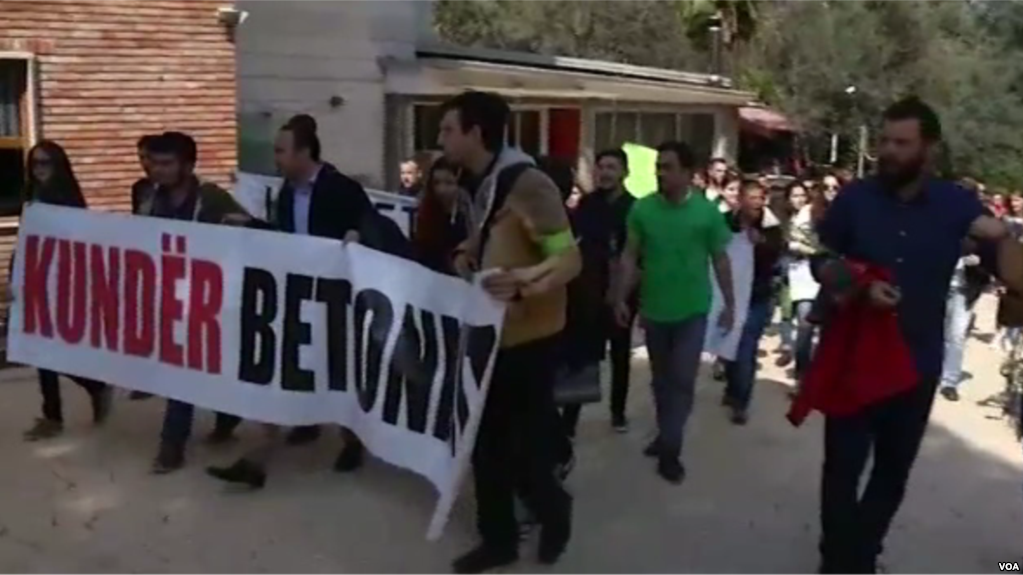 Pas PD, lëvizjen anti-teatër e komandon grupi kundër lodrave te Liqeni Pas PD, lëvizjen anti-teatër e komandon grupi kundër lodrave te Liqeni