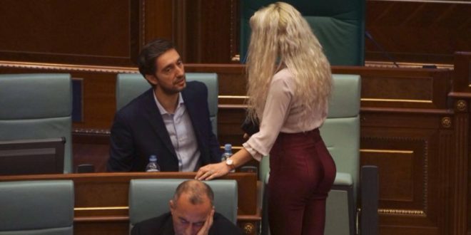 “Nuk dija asnjë fjalë, mësova shqip kur hyra në Kuvend”, deputetja tregon fillimet në politikë “Nuk dija asnjë fjalë, mësova shqip kur hyra në Kuvend”, deputetja tregon fillimet në politikë