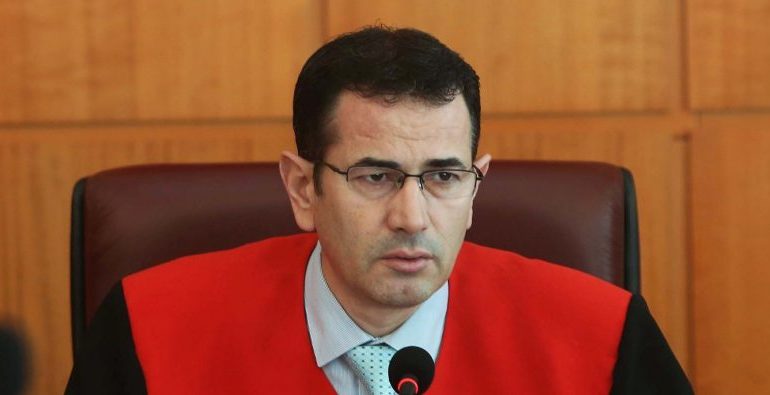 Kalon Vettingun, konfirmohet në detyrë kreu i Kushtetueses Bashkim Dedja Kalon Vettingun, konfirmohet në detyrë kreu i Kushtetueses Bashkim Dedja