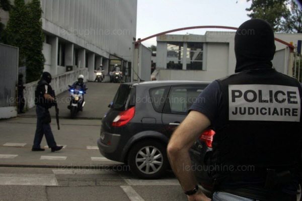 Heroinë nga Holanda në Francë, prangosen 6 shqiptarë Heroinë nga Holanda në Francë, prangosen 6 shqiptarë