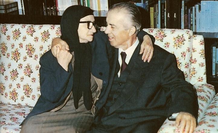 Enver Hoxha, lidhja me Bije Vokshin dhe Albana mbesa e saj, turpërisht demokrate, që fyen një fëmijë “komunist”! (Foto+Video) Enver Hoxha, lidhja me Bije Vokshin dhe Albana mbesa e saj, turpërisht demokrate, që fyen një fëmijë “komunist”! (Foto+Video)
