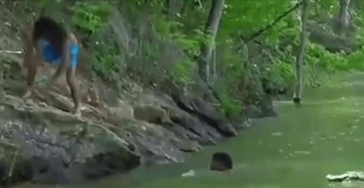 Video që preku gjithë botën! Gjesti i këtij djali për shokun e tij është i rrallë dhe askush nuk do e bëntë për ne Video që preku gjithë botën! Gjesti i këtij djali për shokun e tij është i rrallë dhe askush nuk do e bëntë për ne