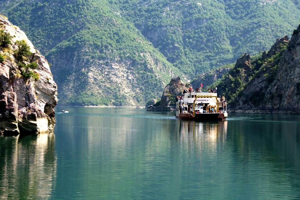 Komani në informalitet. Turistët e huaj: Ju lutemi, pastrojeni! (Video) Komani në informalitet. Turistët e huaj: Ju lutemi, pastrojeni! (Video)