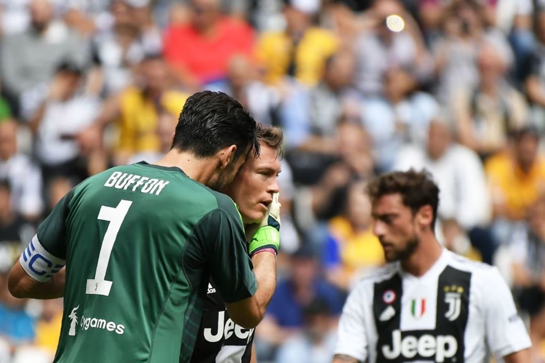 Tifozët e Juves me zemër të thyer: Buffon dhe Lichtsteiner japin lamtumirën (Foto) Tifozët e Juves me zemër të thyer: Buffon dhe Lichtsteiner japin lamtumirën (Foto)