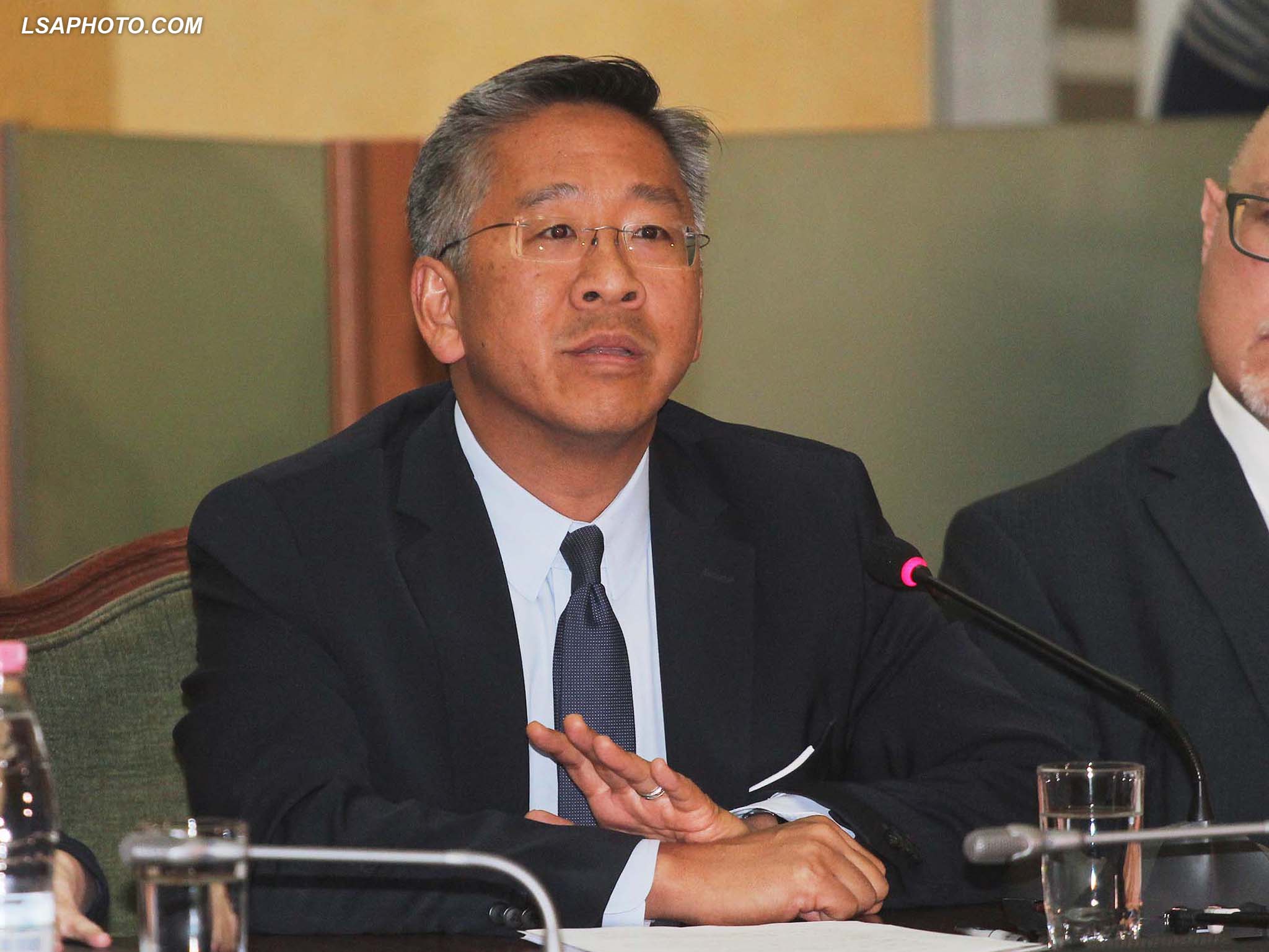 “Nuk më gëzon hiç largimi, nuk e di nëse do e shoh më nënën gjallë”, historia prekëse e ambasadorit Donald Lu (Video) “Nuk më gëzon hiç largimi, nuk e di nëse do e shoh më nënën gjallë”, historia prekëse e ambasadorit Donald Lu (Video)