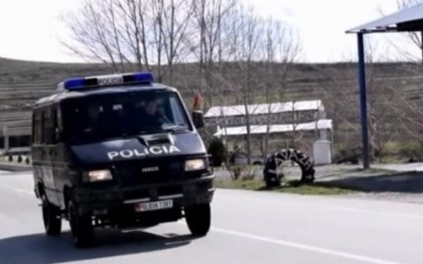 ”Dallga” e refugjatëve, FNSH-ja ‘blindon’ 5 pika doganore. Agjentët e FRONTEX zbarkojnë në Kapshticë ”Dallga” e refugjatëve, FNSH-ja ‘blindon’ 5 pika doganore. Agjentët e FRONTEX zbarkojnë në Kapshticë