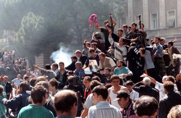 A ka shtet dhe ligj?! Berisha i grushtit të shtetit të 14 shtatorit vazhdon të bëjë thirrje për grusht shteti…e drejtësia fle A ka shtet dhe ligj?! Berisha i grushtit të shtetit të 14 shtatorit vazhdon të bëjë thirrje për grusht shteti…e drejtësia fle