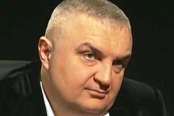 Kur Likja i presidencës, ishte pa vendosur në stomak “unazën dietiko-elegante” Kur Likja i presidencës, ishte pa vendosur në stomak “unazën dietiko-elegante”