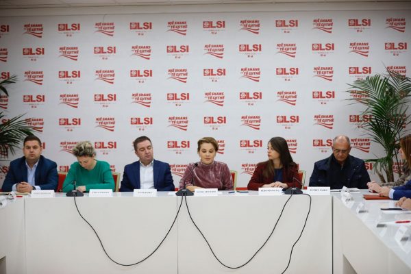 Pasuritë e deputetëve të LSI, pa fund por a keni durim ti lexoni e jo t’i numroni! Ja lista që nga pronate e deri tek bizneset e fëmijve! Pasuritë e deputetëve të LSI, pa fund por a keni durim ti lexoni e jo t’i numroni! Ja lista që nga pronate e deri tek bizneset e fëmijve!