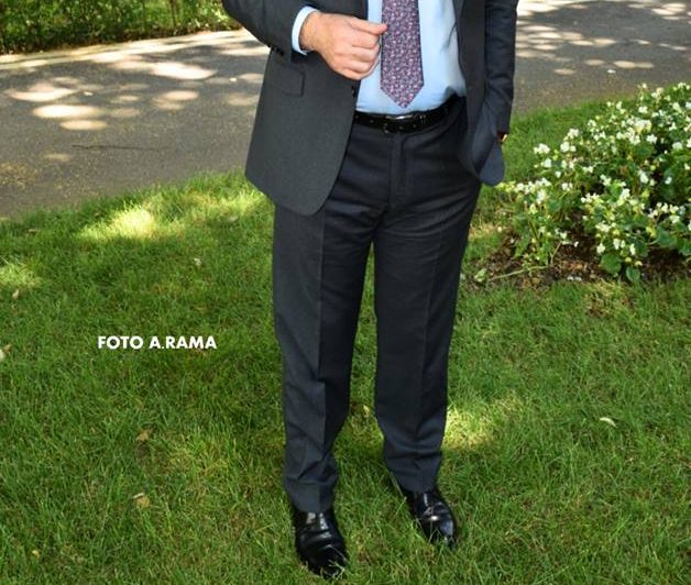 Foto/ “Buzëqeshje dhe poza mbi bar”, çfarë ndodhi jashtë Kuvendit Foto/ “Buzëqeshje dhe poza mbi bar”, çfarë ndodhi jashtë Kuvendit