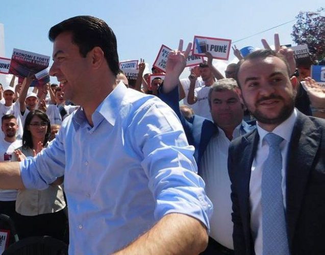 A është e vërtetë ajo që tha Balla?! Balliu i vogël i armatosur me vezë në parlament por i’u thyen në brekë dhe … A është e vërtetë ajo që tha Balla?! Balliu i vogël i armatosur me vezë në parlament por i’u thyen në brekë dhe …