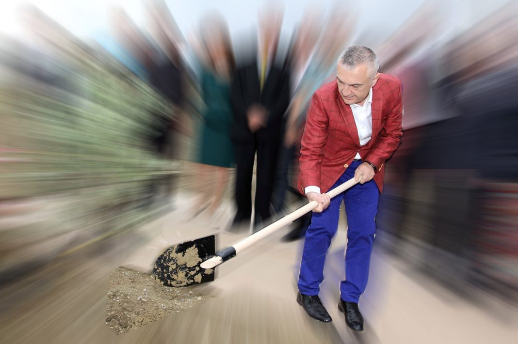 Ilir Meta e Monika shkatërrojnë lumin Osum e kanionet, “Salillari” merr inertet duke e shfrytëzuar pa leje. A ngopen ndonjëherë këta përbindsha?! Ilir Meta e Monika shkatërrojnë lumin Osum e kanionet, “Salillari” merr inertet duke e shfrytëzuar pa leje. A ngopen ndonjëherë këta përbindsha?!