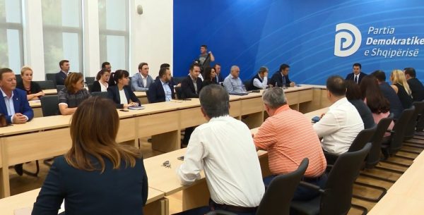 Përçahet PD-ja, degët në bazë ”i ulin kokën” Bashës. Deputetët pesimistë për ringritjen e partisë në opozitë Përçahet PD-ja, degët në bazë ”i ulin kokën” Bashës. Deputetët pesimistë për ringritjen e partisë në opozitë