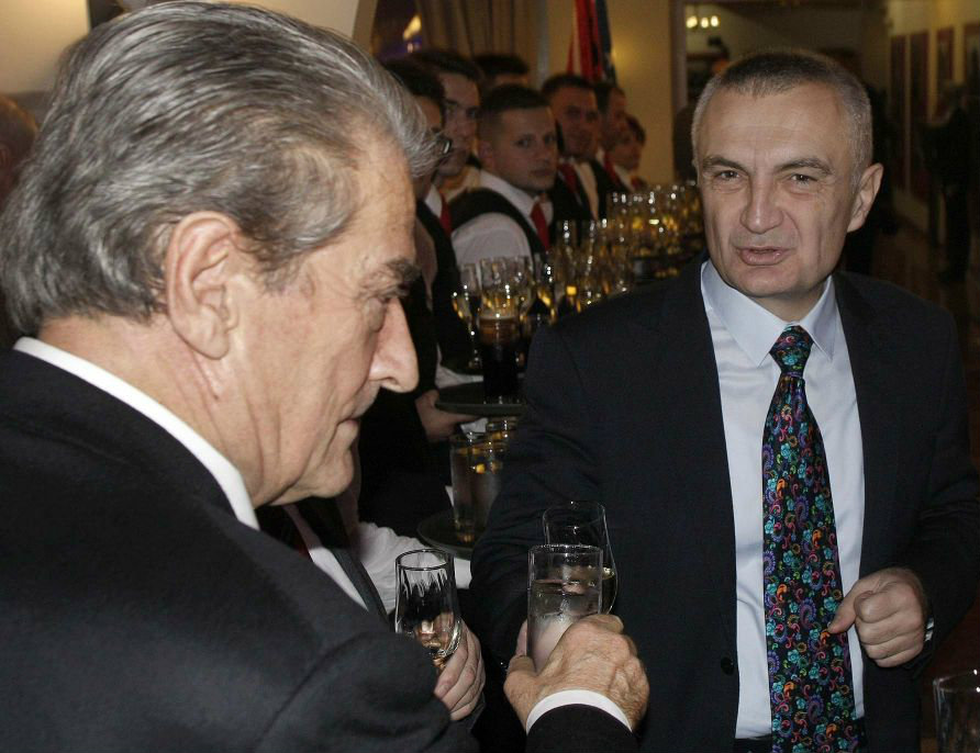 Ilir Meta duke bërë pazare në zyrë: Ja si e implikon Sali Berishën! Pse i shpëtoi burgut?! Ilir Meta duke bërë pazare në zyrë: Ja si e implikon Sali Berishën! Pse i shpëtoi burgut?!