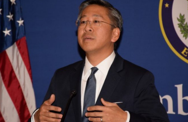 Stafi i Donald Lu nis largimin, kush do e marrë drejtimin e ambasadës në muajin gusht Stafi i Donald Lu nis largimin, kush do e marrë drejtimin e ambasadës në muajin gusht