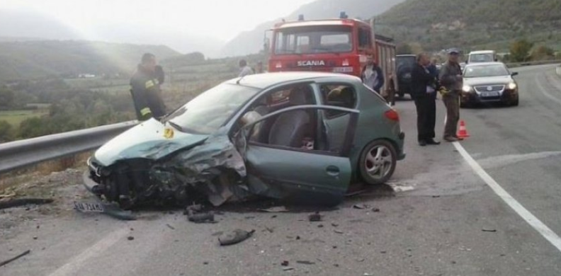 Aksident i rëndë në rrugën e Kombit, përplaset makina me 5 anëtarë të një familje brenda Aksident i rëndë në rrugën e Kombit, përplaset makina me 5 anëtarë të një familje brenda