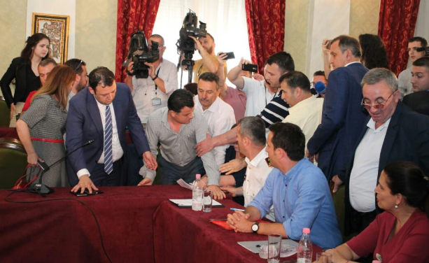 Video që tregon rolin e “trimit” Sali-jarani dhe Noka: Kërcënojnë Veliajn, por tremben kur Erioni dhe Antuel Xhindi i ftojnë që të dalin jashtë