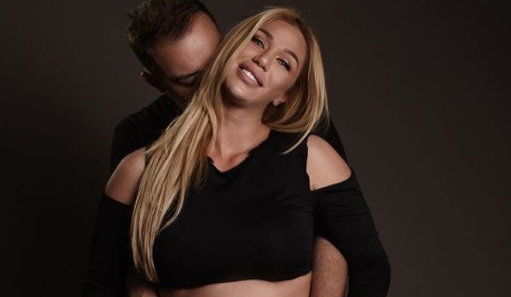 “Mburresh me plakun”, i shprehu dashurinë burrit të saj miliarder, djemtë bëjnë ‘për një lek’ Adelina Tahirin “Mburresh me plakun”, i shprehu dashurinë burrit të saj miliarder, djemtë bëjnë ‘për një lek’ Adelina Tahirin