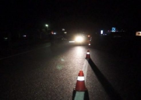 Aksident në aksin Fier-Lushnje, vdes kalimtarja, plagosen drejtuesi i mjetit dhe e fejuara e tij Aksident në aksin Fier-Lushnje, vdes kalimtarja, plagosen drejtuesi i mjetit dhe e fejuara e tij