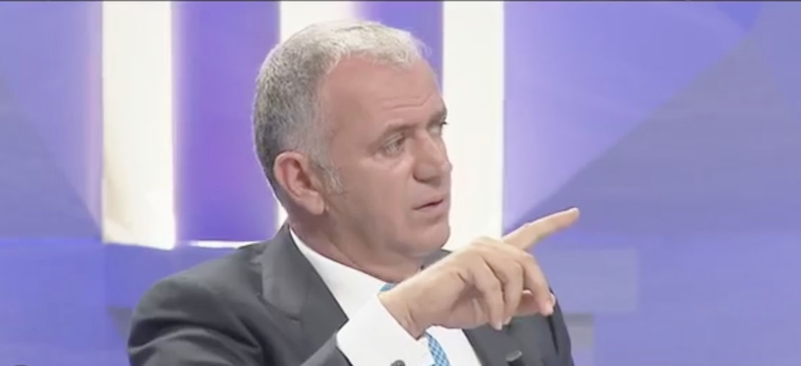 VIDEO: Shkon i ftuar në Klan, Frangaj bëhet “tapë” dhe del ta presë Bashën VIDEO: Shkon i ftuar në Klan, Frangaj bëhet “tapë” dhe del ta presë Bashën