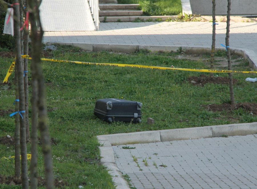 Alarm për bombë në Tiranë, policia bën shpërthimin e kontrolluar, çfarë kishte brenda valixhes Alarm për bombë në Tiranë, policia bën shpërthimin e kontrolluar, çfarë kishte brenda valixhes