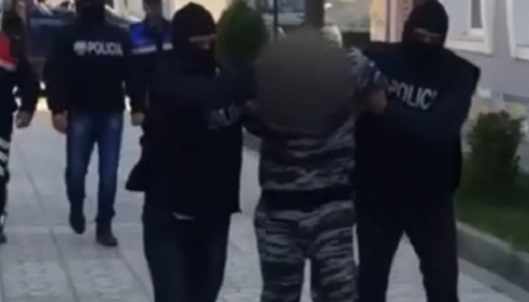 VIDEO/ I armatosur dhe lëvizte me ‘Jaguar’-i, arrestohet i forti i Vlorës, i dënuar për vrasje VIDEO/ I armatosur dhe lëvizte me ‘Jaguar’-i, arrestohet i forti i Vlorës, i dënuar për vrasje