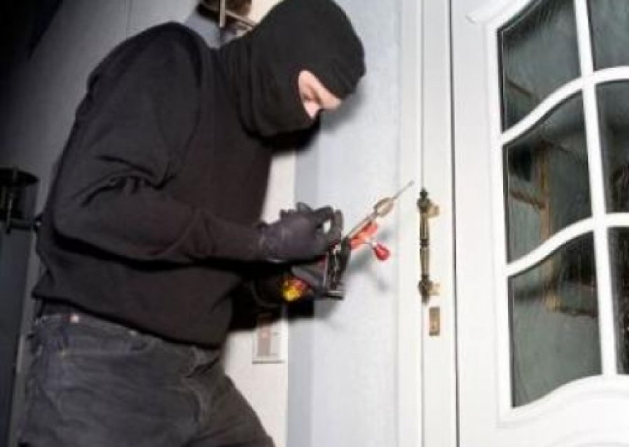 “Skifteri” grabiti mijëra euro dhe u nis për në Shqipëri, por në aeroport i ndodh e papritura “Skifteri” grabiti mijëra euro dhe u nis për në Shqipëri, por në aeroport i ndodh e papritura