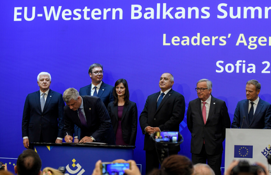 Prerja e shiritit të kuq në Ballkan, idiotësi dhe absurde Prerja e shiritit të kuq në Ballkan, idiotësi dhe absurde