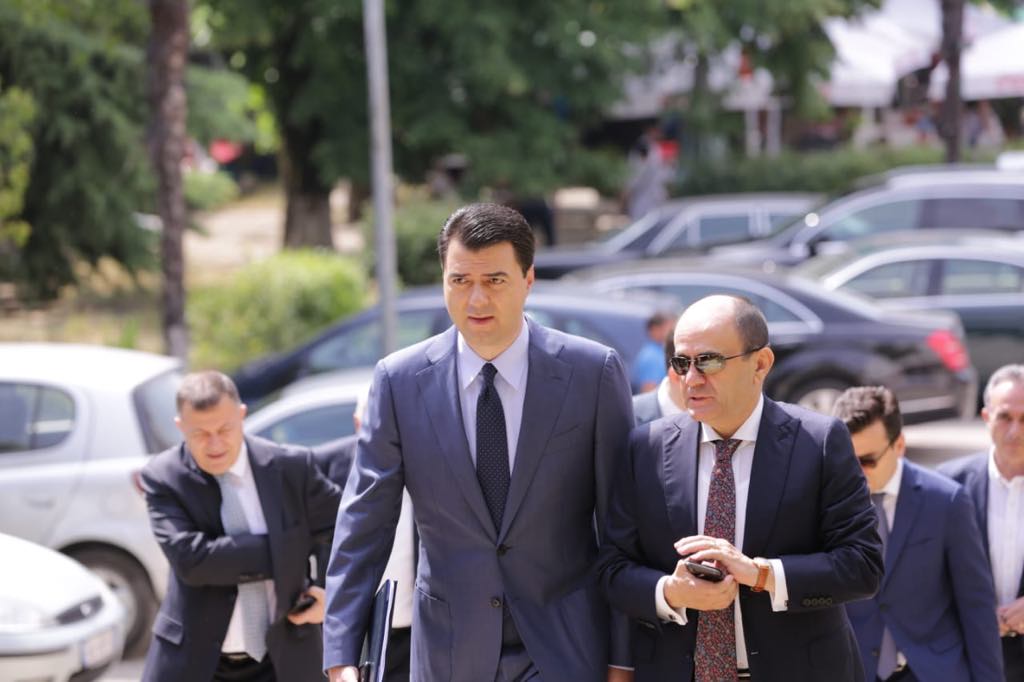 Portali i Lulzim Bashës me “agjentin” Lela “zbulon” kush e spiunon: Tipa në stola buzë Lanës?! (Foto) Portali i Lulzim Bashës me “agjentin” Lela “zbulon” kush e spiunon: Tipa në stola buzë Lanës?! (Foto)