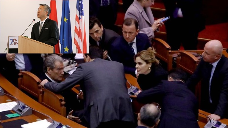 Njerëzit e Monika Kryemadhit dhe Sali Berishës “bombardojnë” ambasadën amerikane Njerëzit e Monika Kryemadhit dhe Sali Berishës “bombardojnë” ambasadën amerikane