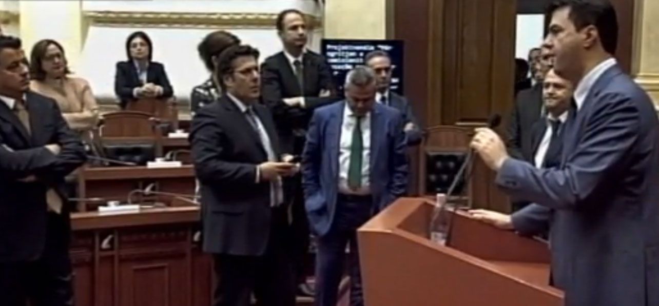 Vazhdon shfaqja e Baboles: Basha me skenar të njëjtë në Kuvend, por i ngec…FB Vazhdon shfaqja e Baboles: Basha me skenar të njëjtë në Kuvend, por i ngec…FB