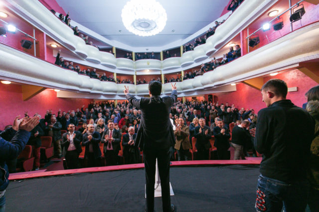 Regjisori i talentuar i SHQUP-it dhe artistët demokratë… të teatrit partizanë!